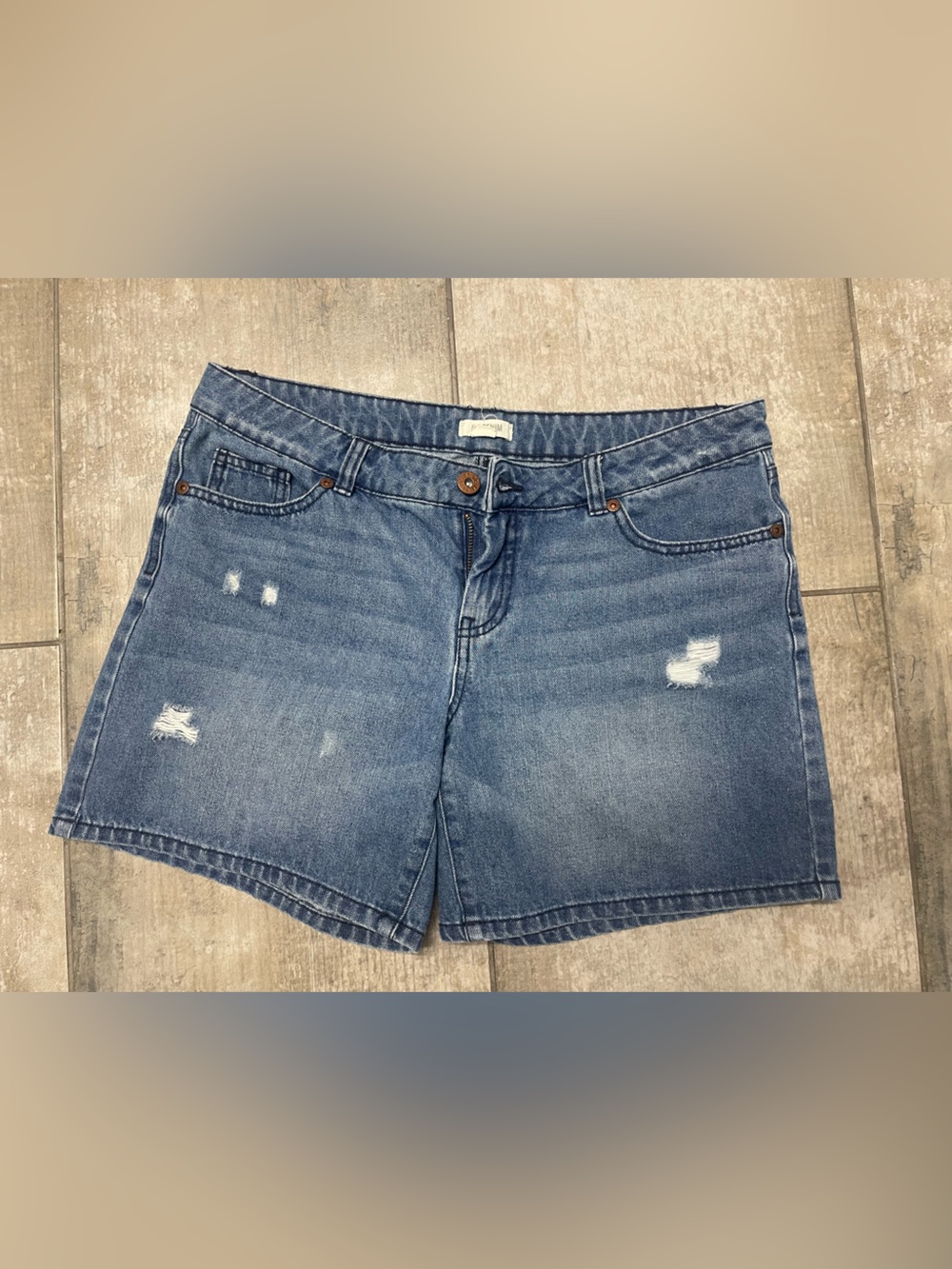 Mid-rise Distressed Blue Denim shorts